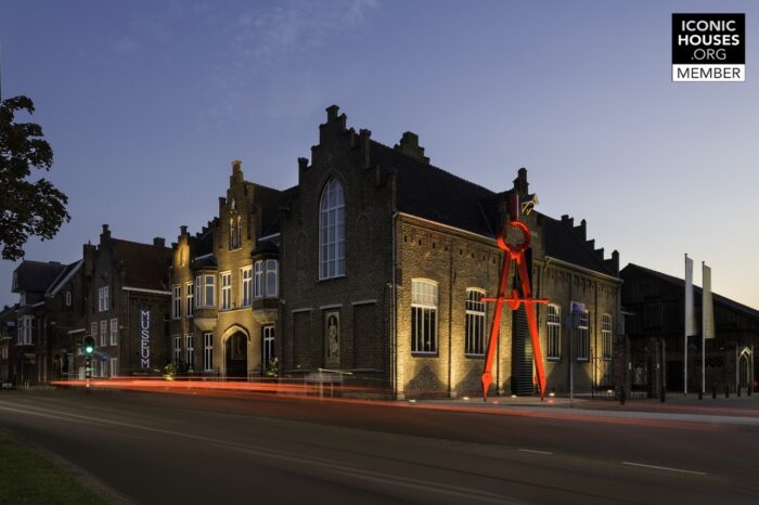 Foto van het Cuypershuis in de avond