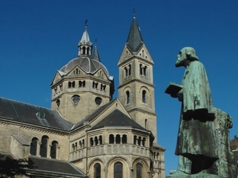 Beeld van kerk en beeld van Roermond